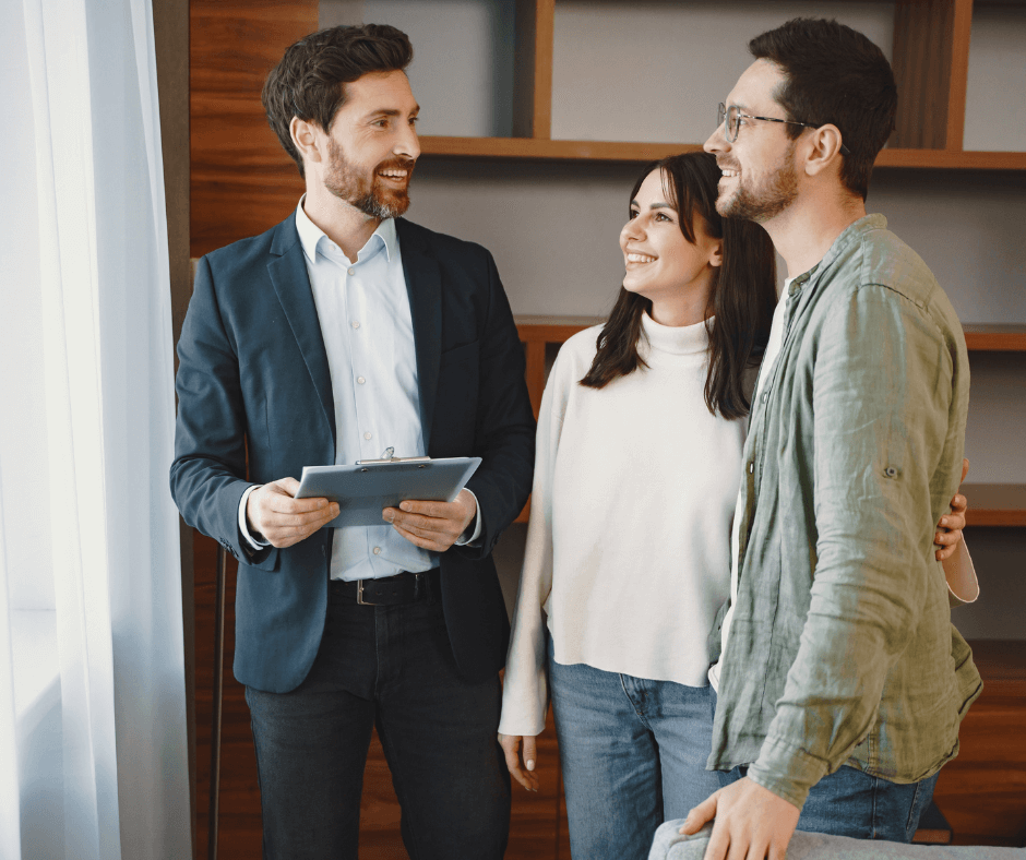 Warm verkoopgesprek met makelaar en woningverkopers